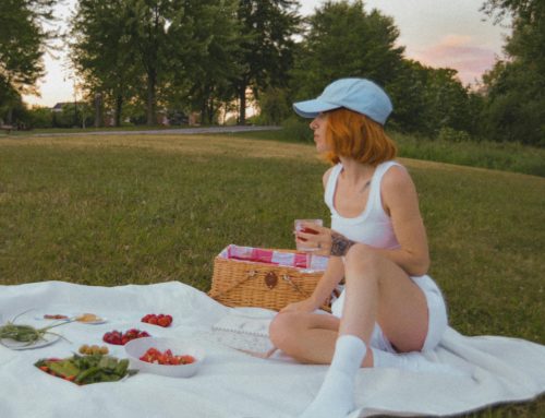 Lato w rytmie slow – jak nie wpaść w pułapkę wakacyjnej presji?